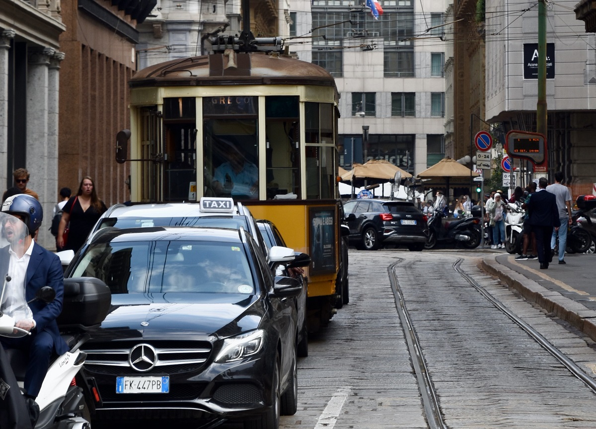 Parcheggio sulle rotaie del tram: cosa succede e quant'è la multa