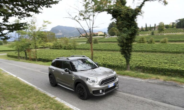 Mini Cooper S E Countryman ALL4 misura le emozioni alla guida