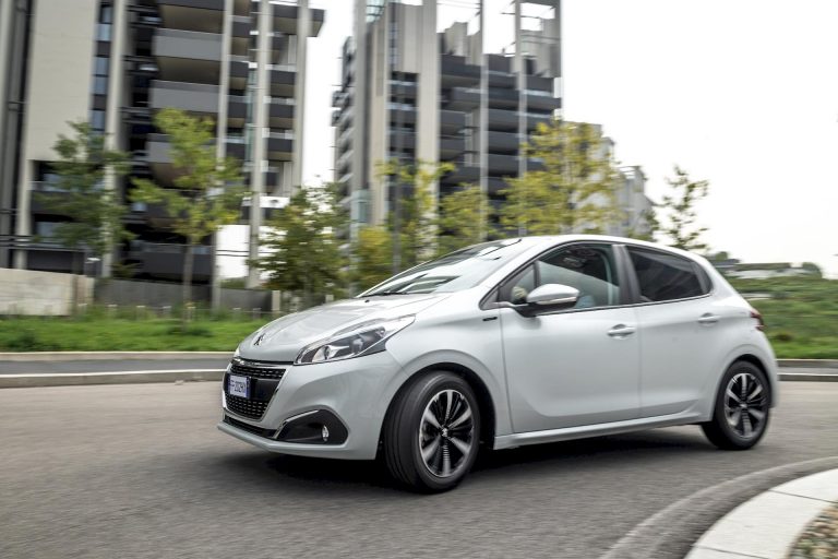 Peugeot 208 Signature: la serie speciale