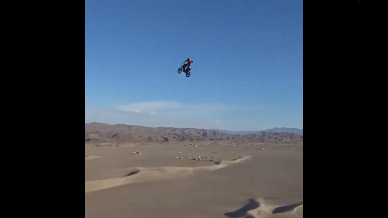 Salto moto nel deserto