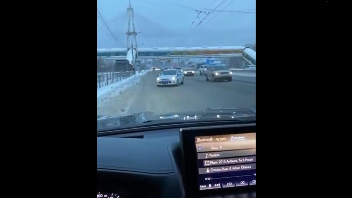 Polizia ferma auto contromano in autostrada