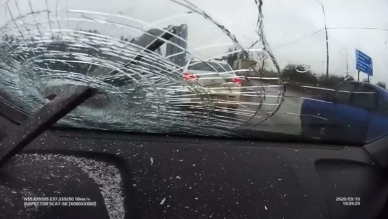 Centrato in pieno in autostrada da ferro proveniente alla corsia opposta