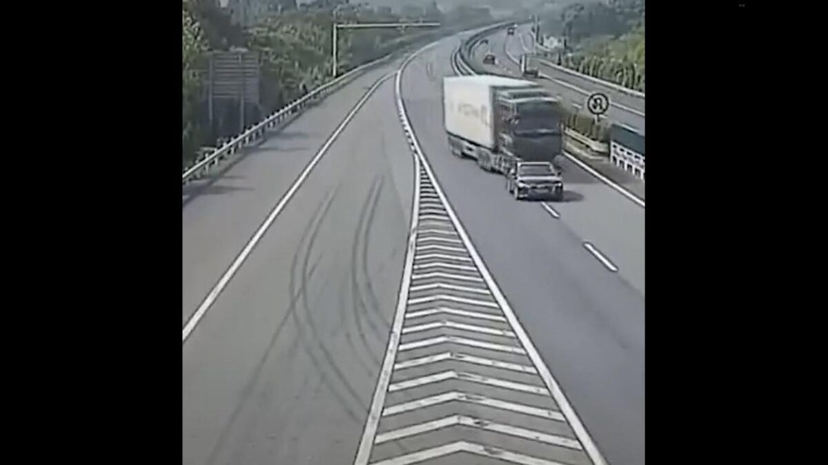 Auto taglia strada a TIR