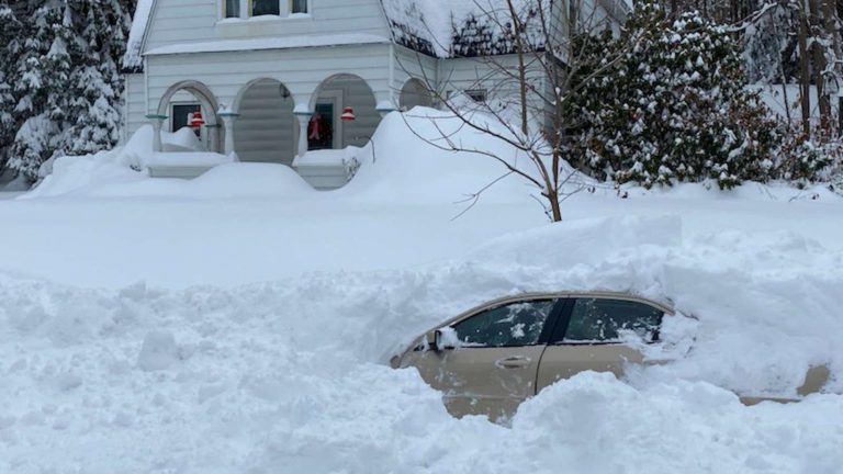 Uomo sotto la neve