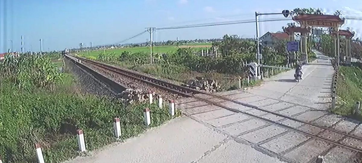 Motociclista travolge la sbarra del passaggio a livello