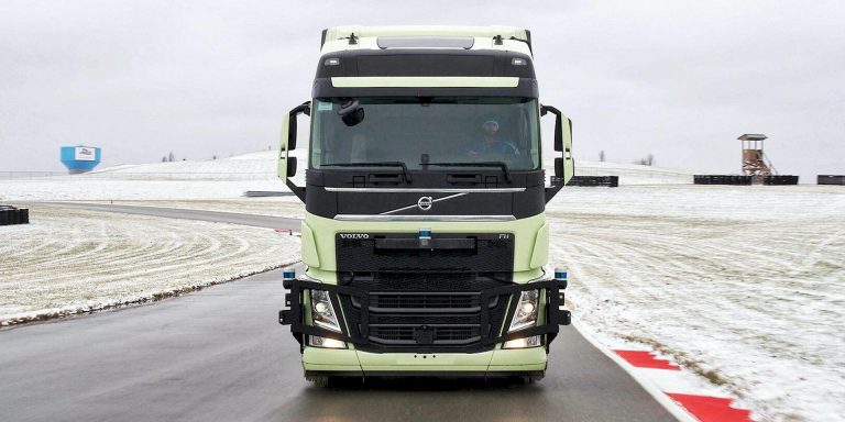 Volvo Autonomous Solutions e Aurora insieme per camion autonomi di classe 8