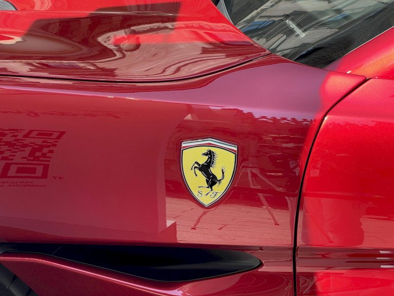 La black list di VIP che non possono acquistare Ferrari non esiste, o quasi