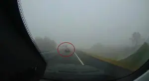 auto sorpasso nebbia