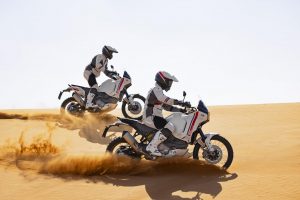 Ducati DesertX 2022 nel deserto