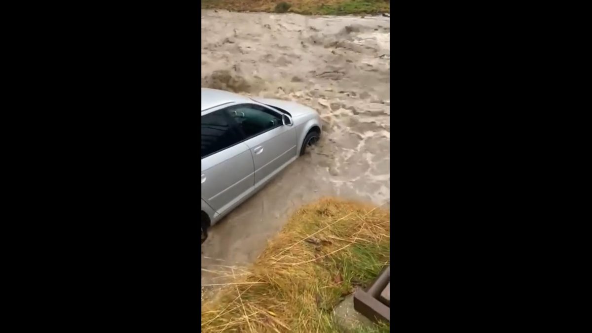 Tenta il guado del fiume in piena