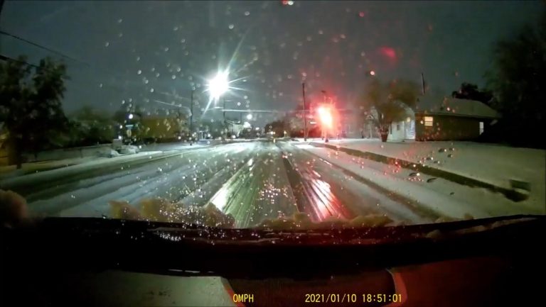 viaggiare con la neve sul tetto dell'auto