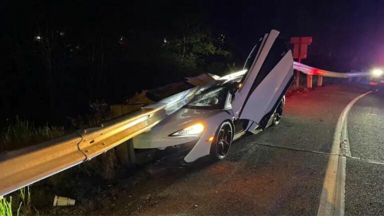 La misteriosa McLaren 600 LT tranciata da un guardrail e abbandonata