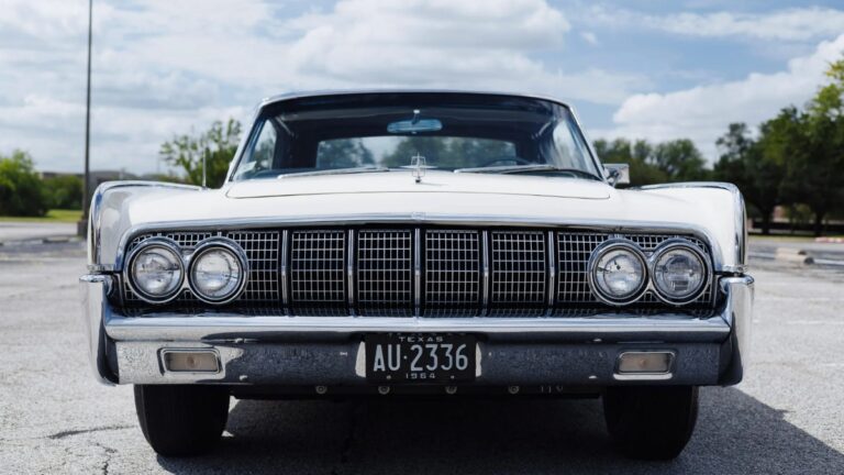 È all’asta la Lincoln Continental Convertible del presidente LB Johnson