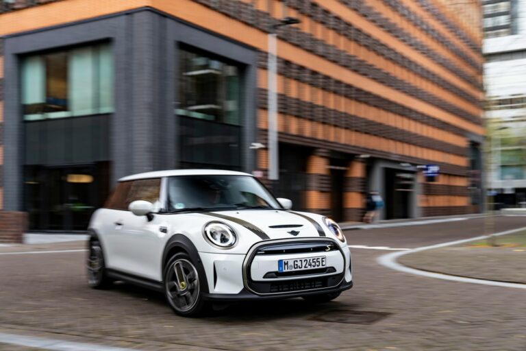 Mini Cooper SE Resolute Edition Nanuq White