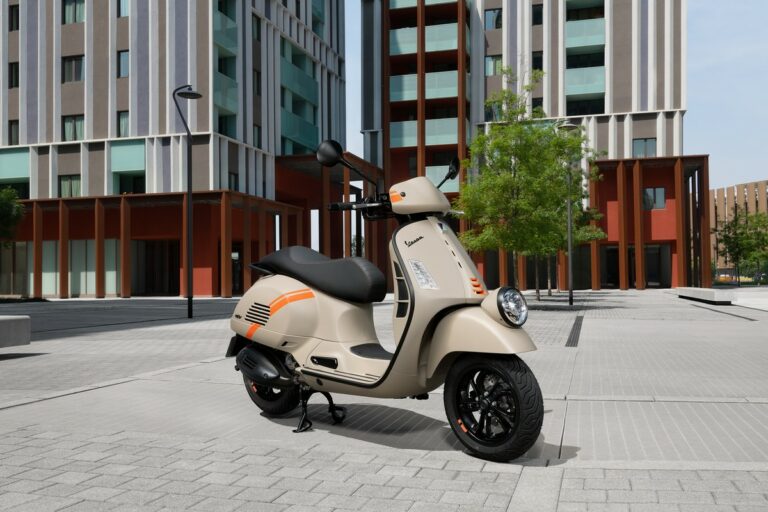 Vespa Gtv 2023: il nuovo equipaggiamento tecnologico e le inedite finiture sportive