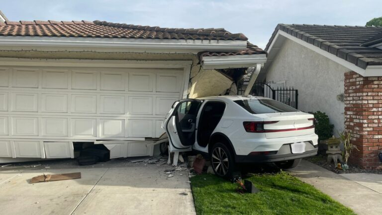 Una Polestar 2 si schianta contro una casa, ma accusano Tesla