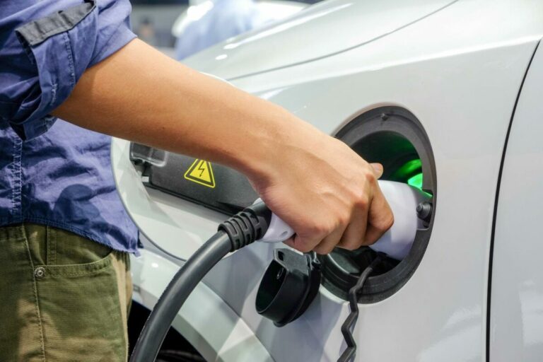 auto elettriche pro contro