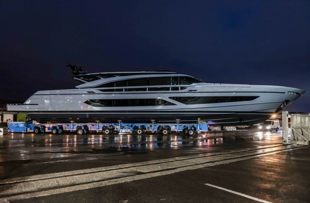 nave che trasporta yacht