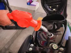 risparmiare benzina moto scooter