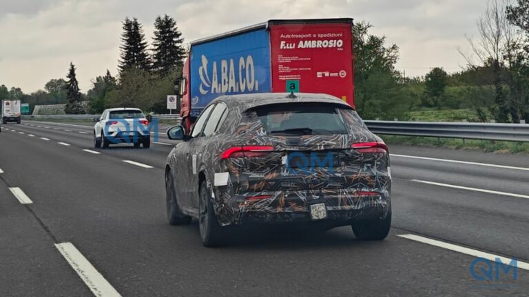 Le foto spia della Maserati Grecale Folgore intorno a Modena