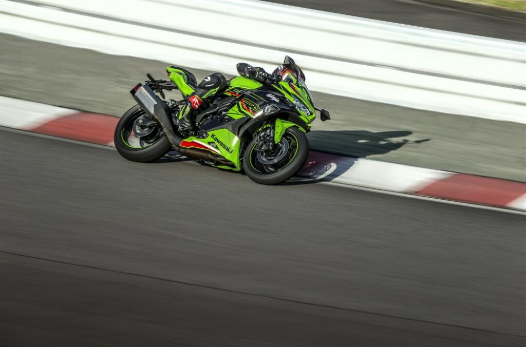 Kawasaki Ninja ZX4R 2024 motore e caratteristiche