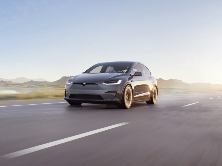 Tesla Model X caratteristiche