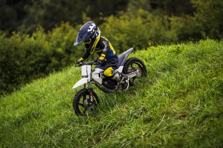 Husqvarna EE 2 2024: minicross elettrica per piccoli piloti