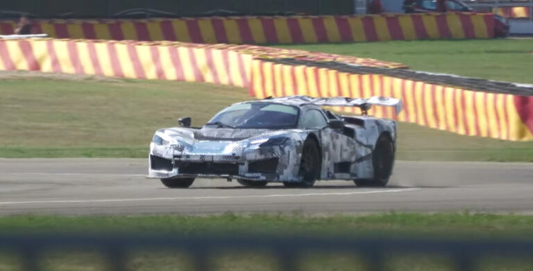 Le foto spia dell’erede della Ferrari La Ferrari in pista a Maranello