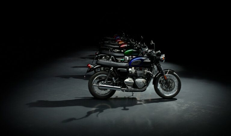 Triumph Bonneville Stealth Edition 2024: collezione di 8 nuove Modern Classics