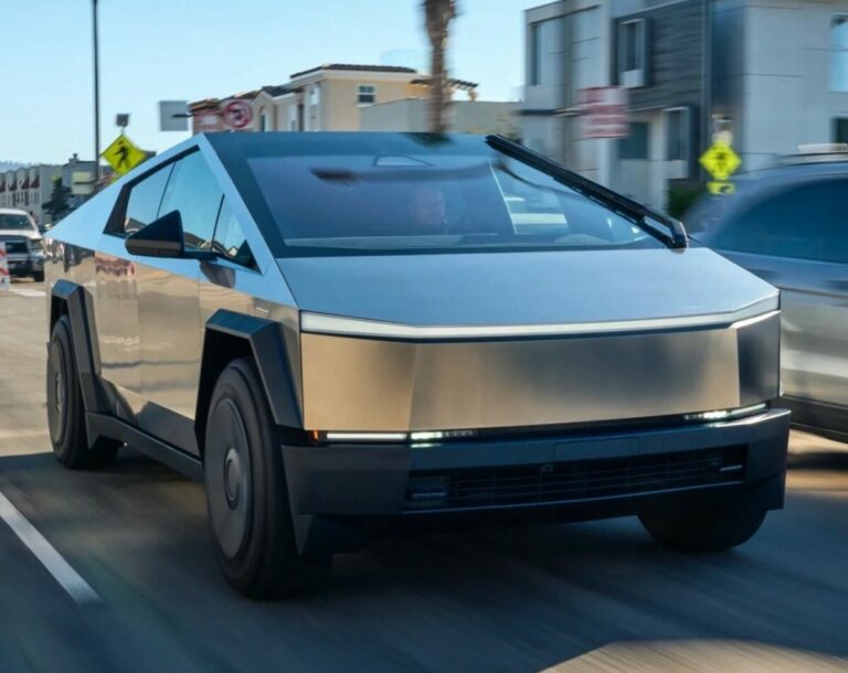 Tesla Cybertruck moto