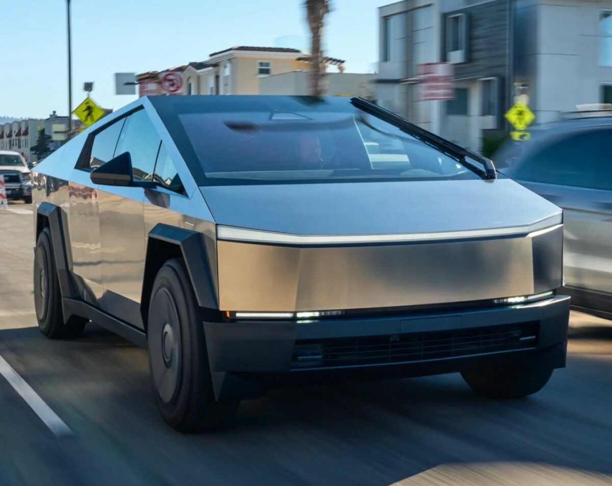 Tesla Cybertruck moto