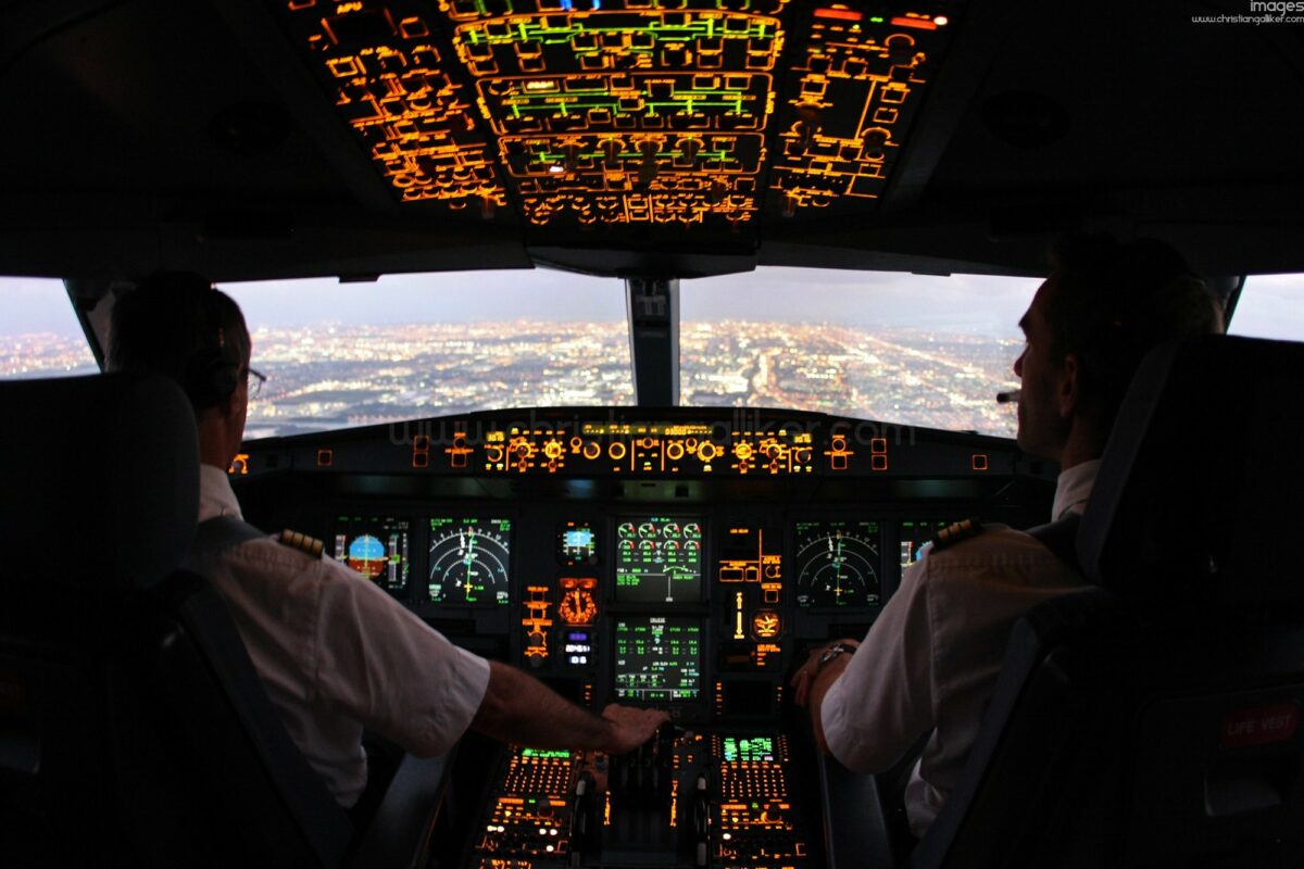 pilot cockpit Airbus A340