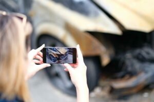 auto elettrica bruciata incendio