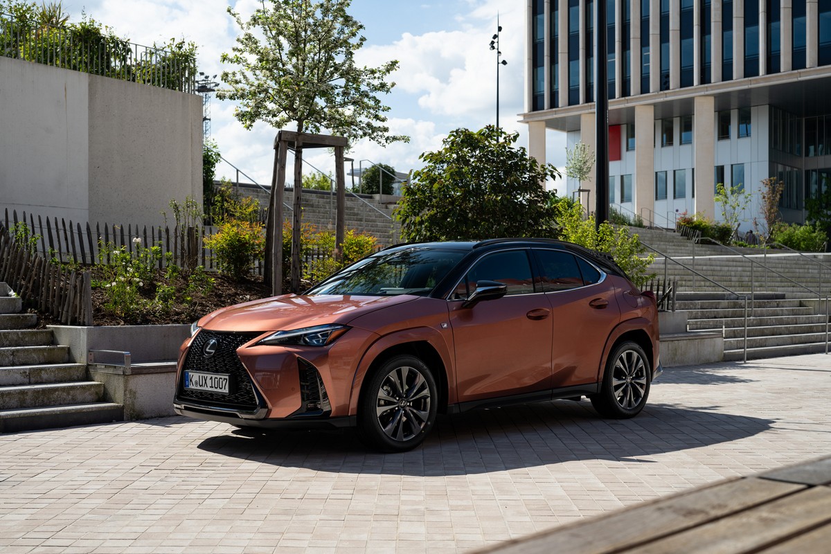 Lexus UX 300e 2024