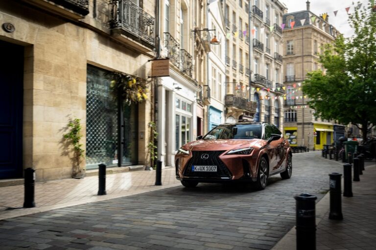 Lexus UX 300e 2024