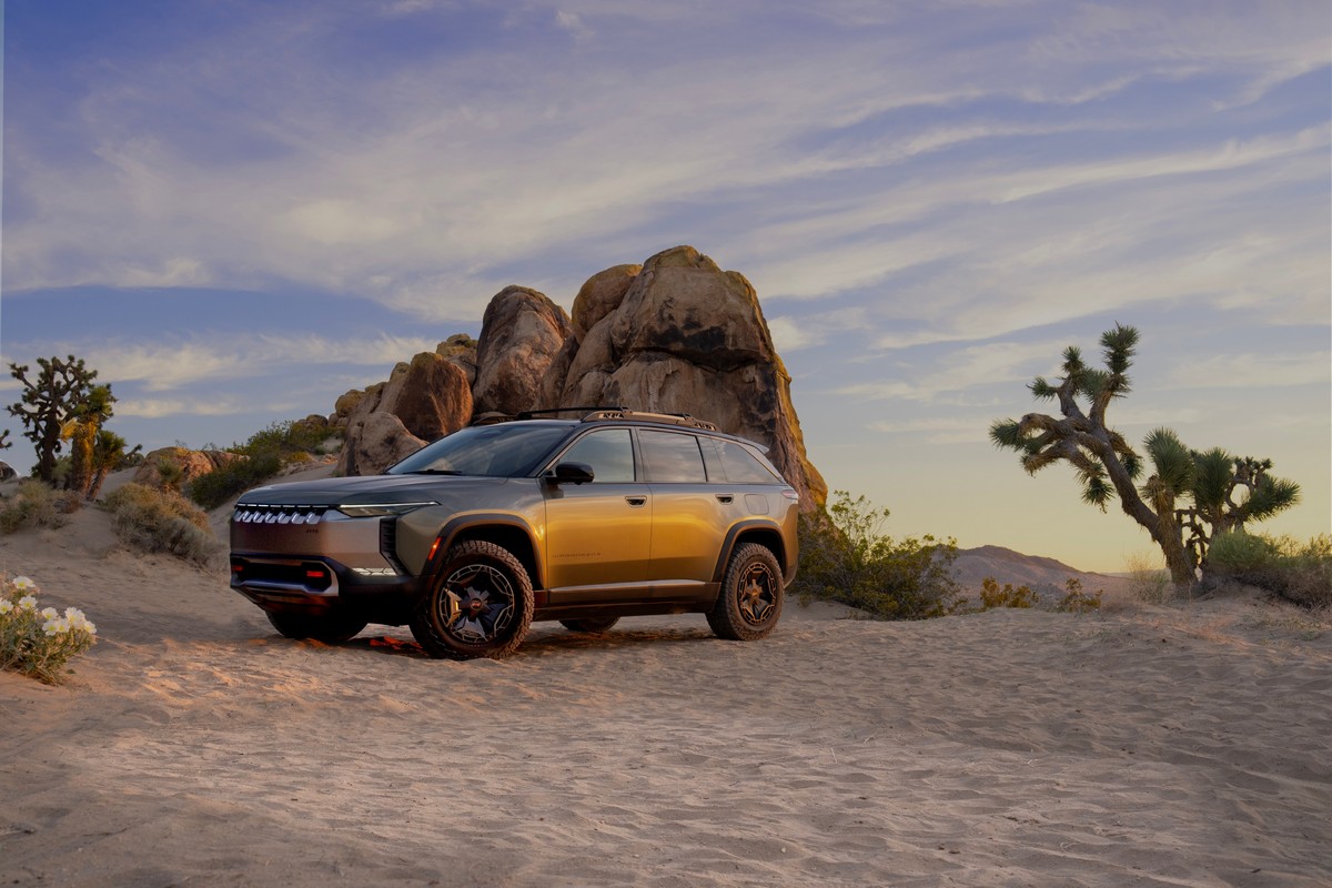 Jeep Wagoneer S Trailhawk