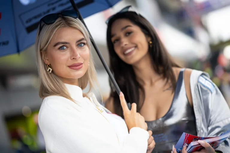 Paddock Girls MotoGP Gran Bretagna 2024: le ombrelline di Silverstone