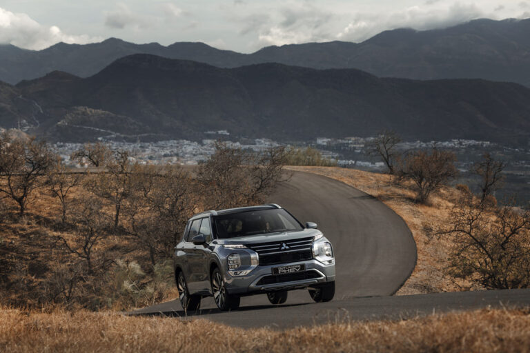 Mitsubishi Outlander PHEV 2025